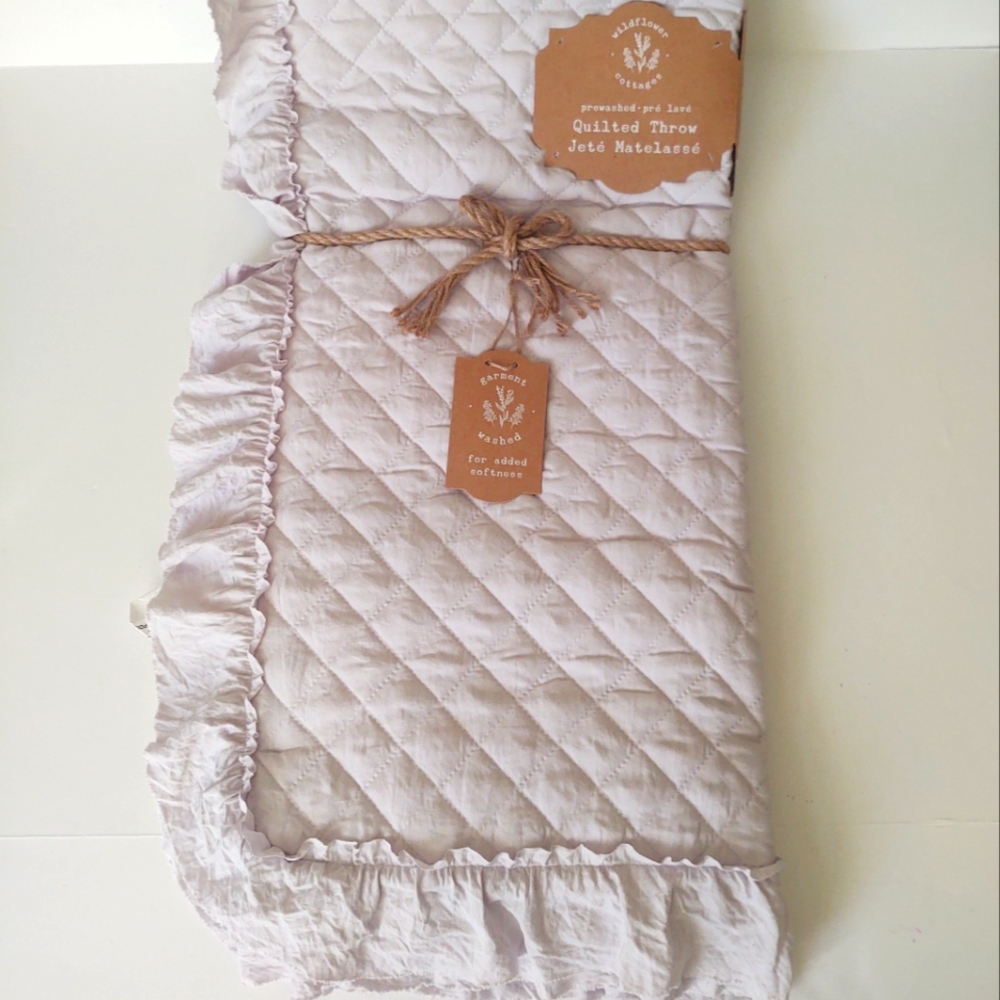 🎁Wildflower Cottages Silver Prewashed Quilted Throw